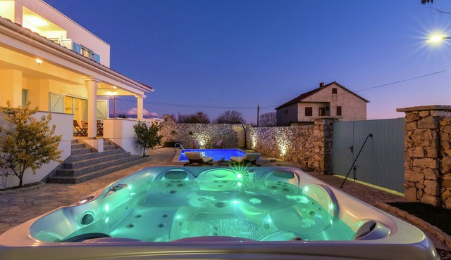 Charming villa with private heatable pool