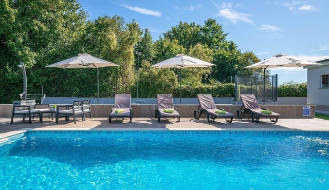 Charming villa with private pool, sundbeds
