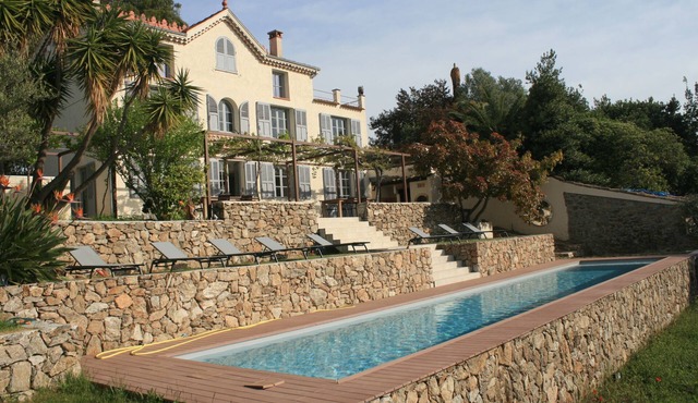 Charming villa with sea view and heated swimming pool on the heights of GolfJuan