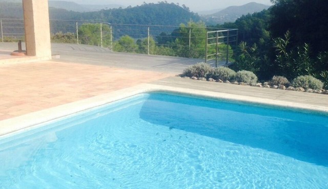 Charming villa with swimming pool and exceptional view of the Maures mountains