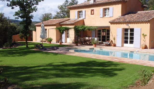 Charming villa with swimming pool in the countryside Near St TROPEZ