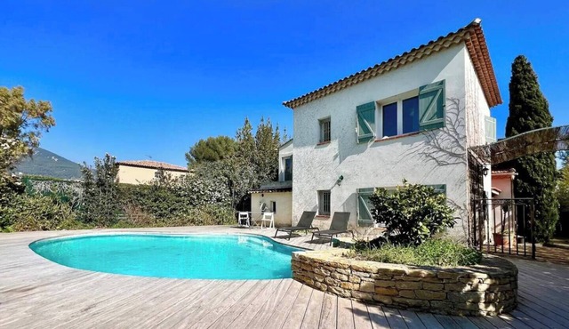 Charming villa with swimming pool in a quiet area close to the sea