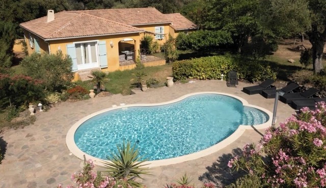 Charming villa with swimming pool - 10 min from Calvi.