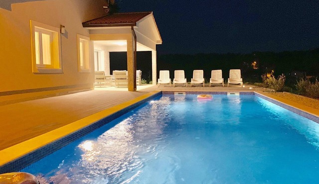 Charming villa with tended garden and heated pool