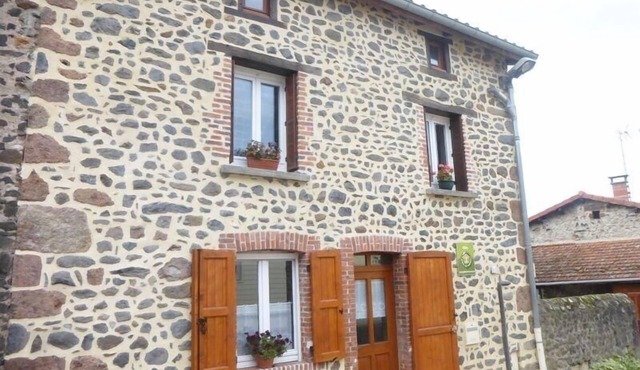 Charming Village House with Private Courtyard, Near Allier Gorges and Marquis de La Fayette's Birthplace