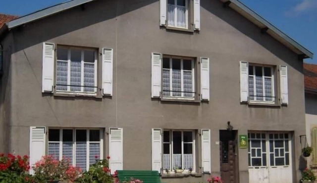 Charming Village Cottage with Historical Sites Nearby, Wi-Fi, and Baby Equipment Provided