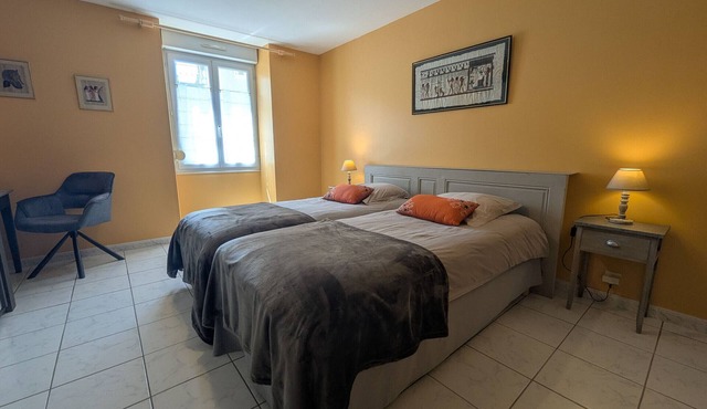 Charming Village Home: Scenic Walks, Close to Attractions, Sleeps 4