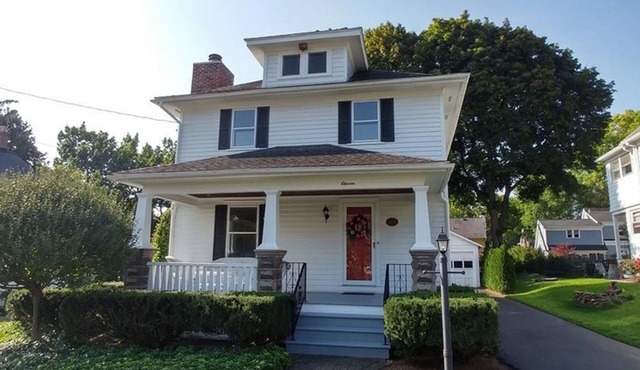 Charming Village home. Walk to Everything: Restaurants, shops, and canal trail