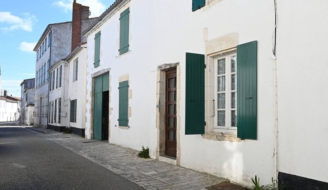 Charming Village House in Ars-en-Ré, 3BR, Private Courtyard, Close to Amenities