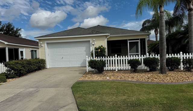 Charming Village of St. Charles Home Near Lake Sumter Landing