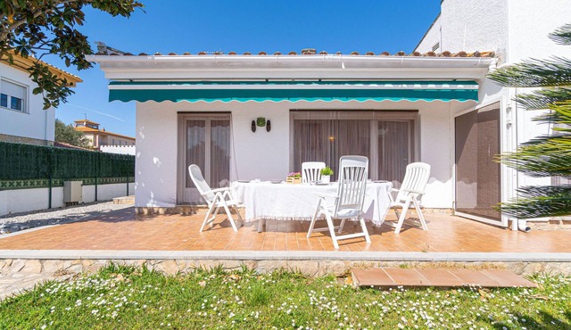 Charming Vintage House with Pool, Garden & WiFi in Quiet Sant Pere Pescador