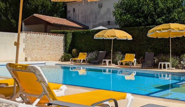 Charming Vineyard Cottage with Pool, Garden & Modern Amenities in Saint-Cybardeaux