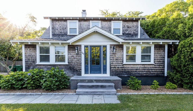 Charming Vineyard Classic Home, Walk to Town & Boat