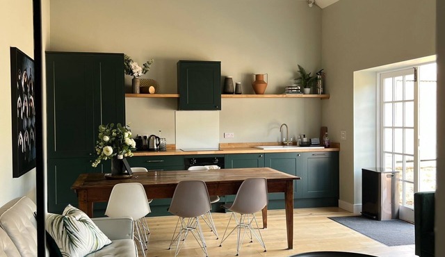 Charming Vineyard Guesthouse - Scenic Views & Wine