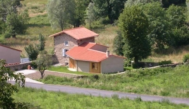 Charming Vineyard House Near Historic Puy-en-Velay with Enclosed Garden and Family Amenities