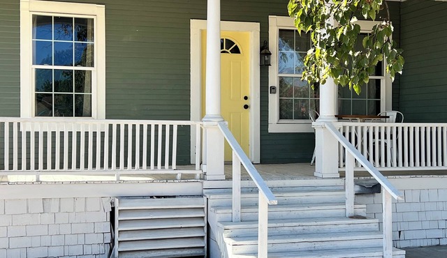 Charming Vintage 1-bedroom apartment with WiFi, AC in lovely Porterville