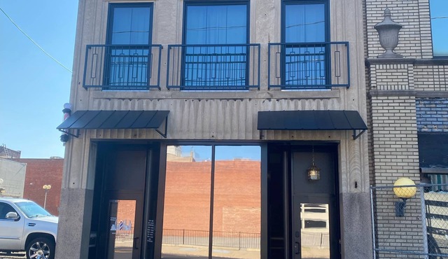 Charming Vintage 2-bedroom flat in wonderful downtown Warren with Wi-Fi, AC,