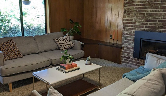 Charming Vintage Apartment in Meadowbrook/Wedgewood