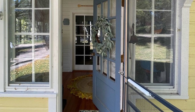 Charming Vintage Cottage - 5 minute walk to lake, beach, and town!