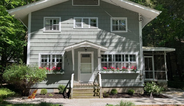 Charming Vintage Cottage - Across the street from lake Michigan, A/C and heat