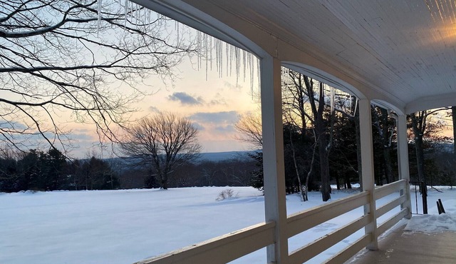 Charming vintage cottage in Skytop - perfect for intimate or large gatherings!