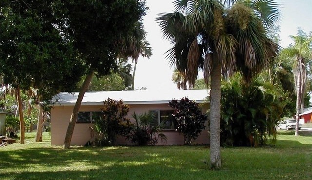 CHARMING VINTAGE-RETRO FLORIDA COTTAGE.CAREFREE 'BEACH BLANKET BUNGALOW'