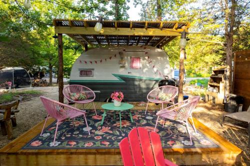 Charming Vintage Trailer with Colorful 50s Décor near Honey Grove, Texas