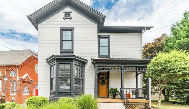 Charming Walkable Downtown Getaway w/Coffee Bar!