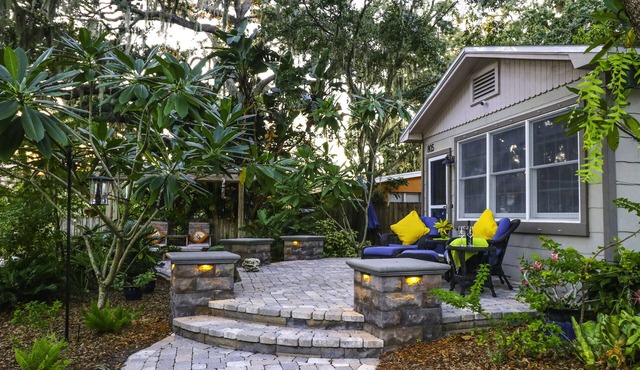 Charming walkable downtown bungalow, 'The Blue Heron'