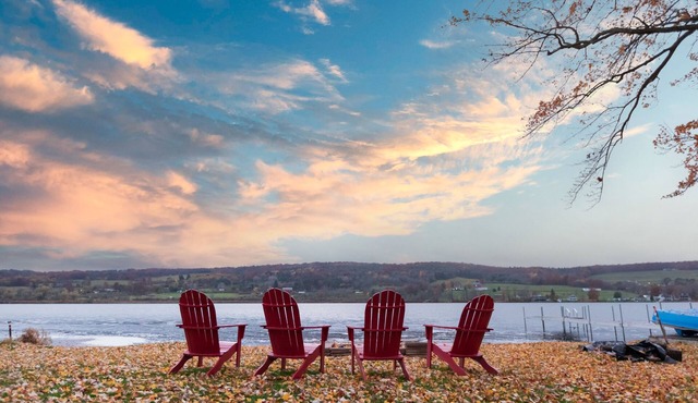 Charming Waneta Lake Front Cottage! KAYAKS! Wine Country FLX