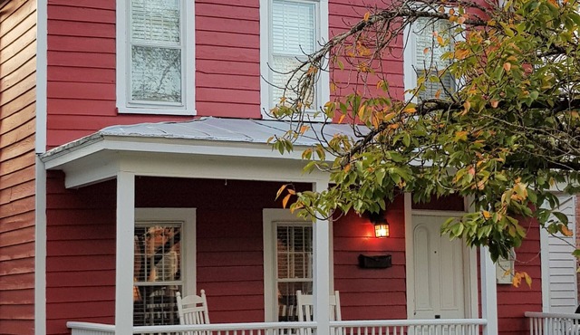 Charming, warm & tranquil historic downtown New Bern home