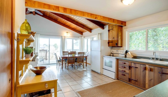 Charming Warrenton Cottage w/Deck < 1 Mi to Beach