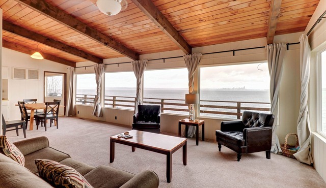 Charming waterfront home with furnished deck & beach access