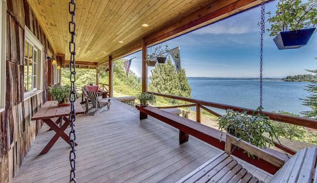 Charming Waterfront 4 Bedroom Cabin