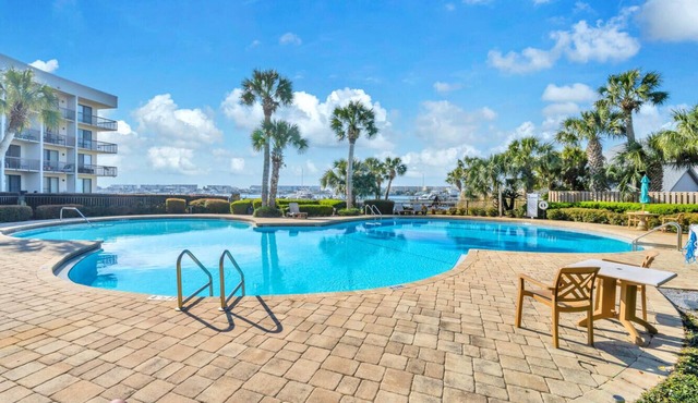 Charming waterfront studio in wonderful Fort Walton Beach, FL w/awesome pool