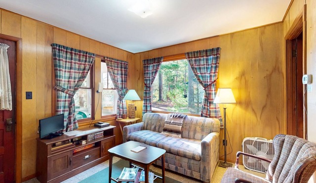 Charming waterfront cottage with shared firepit, canoe, paddlebaot & docks