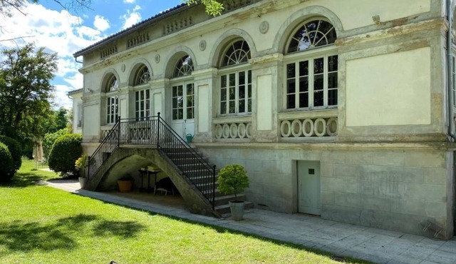 CHARMING WATERFRONT GITE WITH PADDLE AND PEDALO