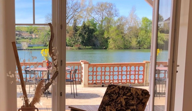 CHARMING WATERFRONT GITE WITH PRIVATE PONTOON, ROWBOAT AND CANOE