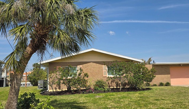 Charming Water Front 2-Bedroom Home in quaint Palmetto FL.