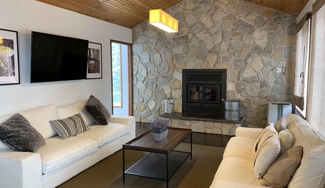 Charming Waterfront Cottage 35 minutes from Mont-Tremblant