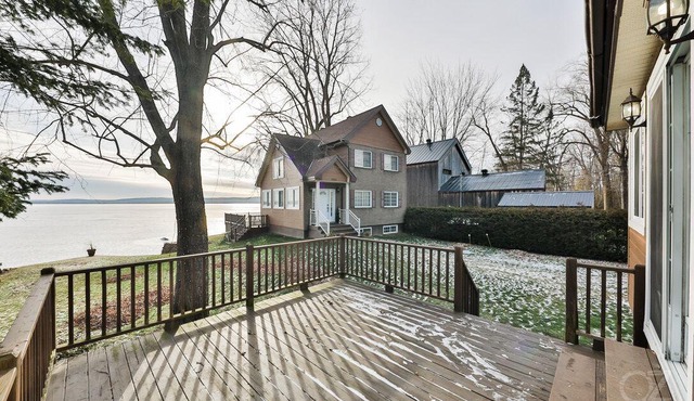 Charming Waterfront Laurentian Cottage
