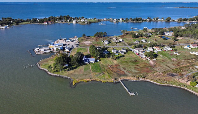 Charming Waterfront Farmhouse 10 minutes from Blackwater NWR - Pet Friendly