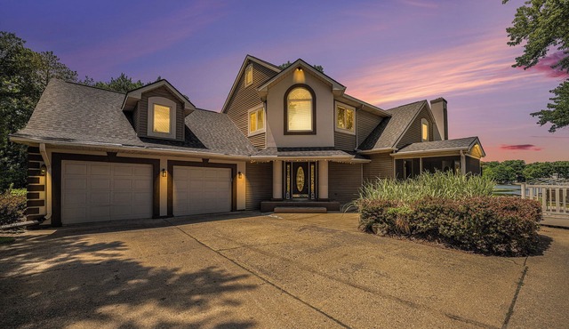 Charming Waterfront 4-bedroom house with AC and WiFi with Amazing Views!