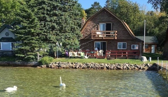 Charming Waterfront Cottage on Mullett Lake