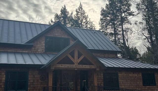 Charming Waterfront 4-bedroom lake house with AC in Mount Vernon, ME.