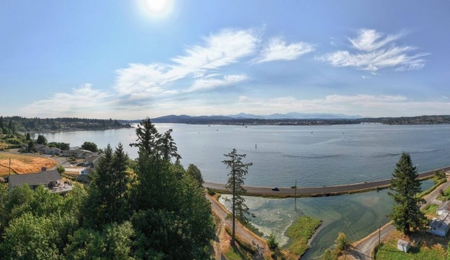 Charming waterfront 3-bedroom farmhouse with AC, WiFi in serene Port Orchard