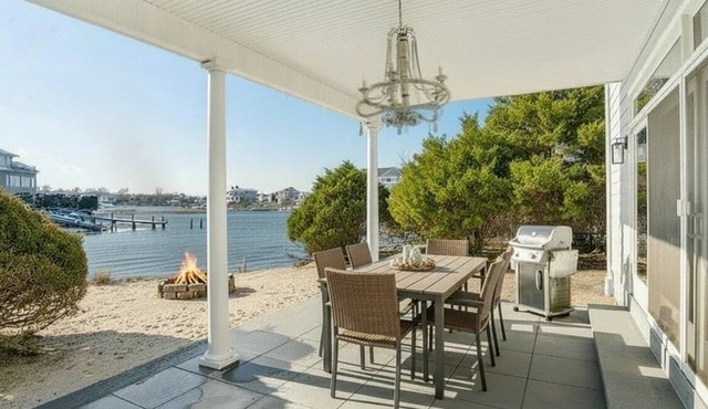 Charming Waterfront Southampton Home, Perfect for Groups