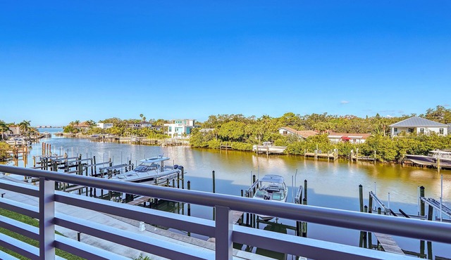 Charming Waterfront 1/1.5 Beautiful Sunsets at the Strand!