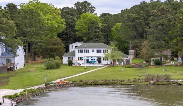 Charming, waterfront 3-bedroom house in lovely Cambridge with AC, WiFi