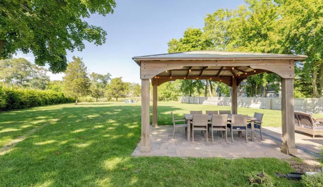 Charming waterfront, 3-bedroom house on Goose Creek in welcoming Southold